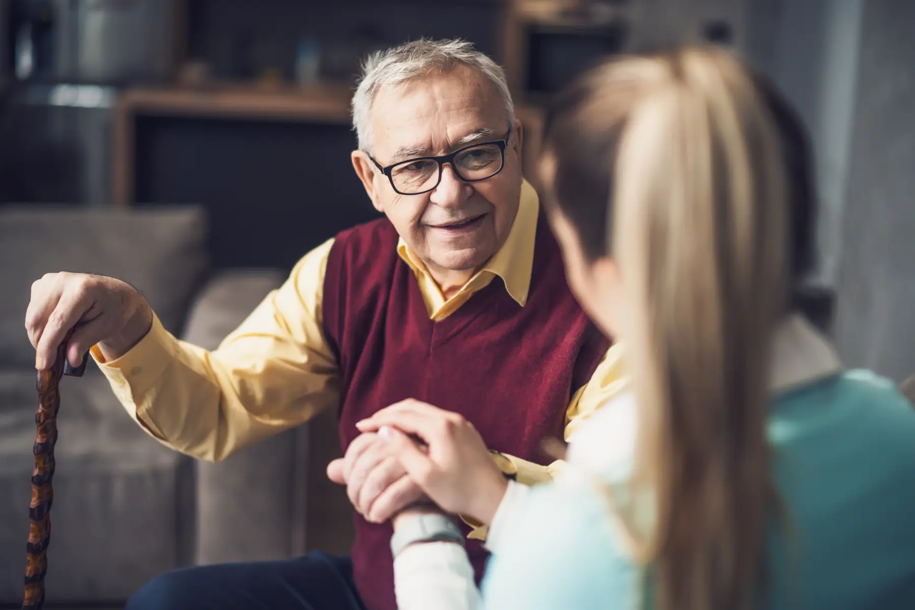 Hausarzt besucht älteren Mann, um seinen Gesundheitszustand zu überprüfen. Professionelle Pflegekraft unterstützt alten Mann in seinem Zuhause.